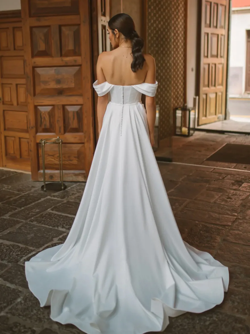 Robe de mariée deux pièces en satin plissé col V traîne fermeture éclair manches courtes couleur ivoire.