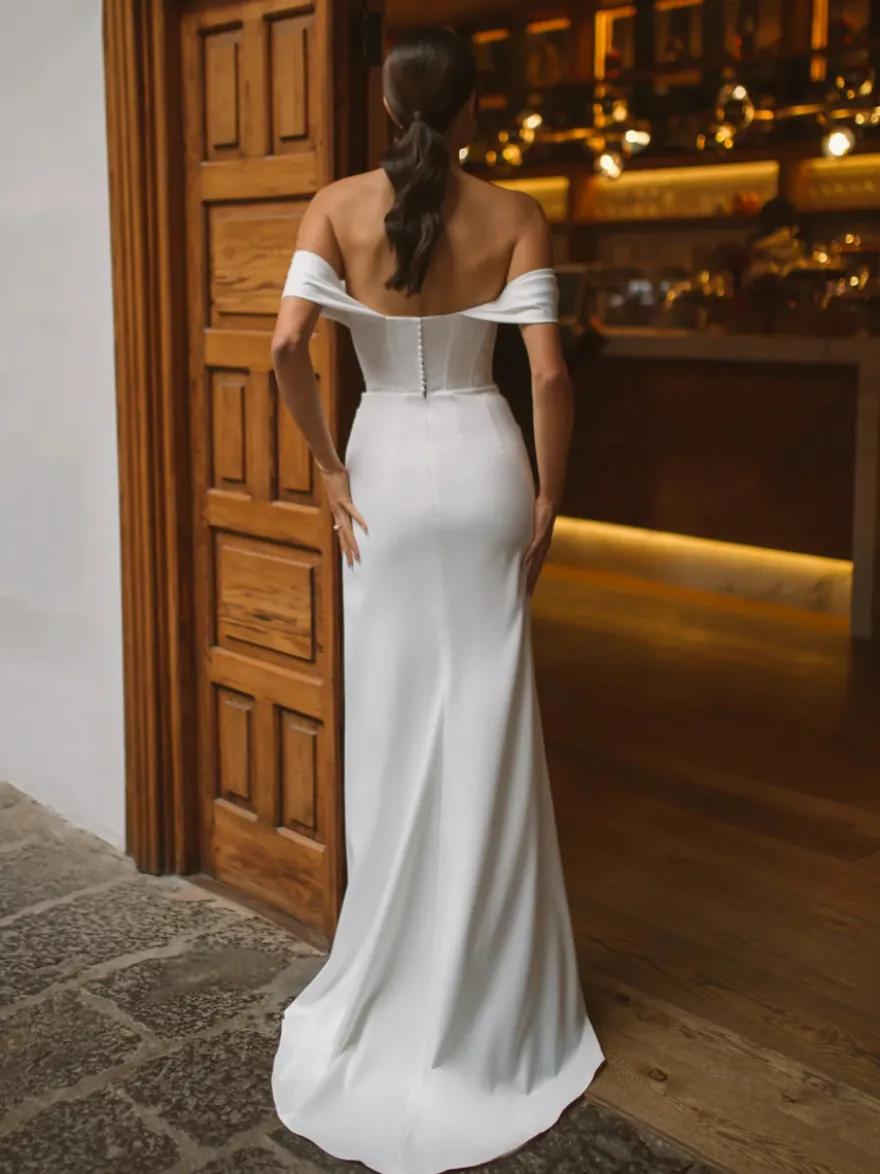 Robe de mariée deux pièces en satin plissé col V traîne fermeture éclair manches courtes couleur ivoire.