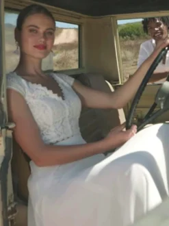 Robe de mariée deux pièces en tissu mousseline combinaison en dentelle col en v longueur au sol boutons fonctionnels manches courtes ivoire