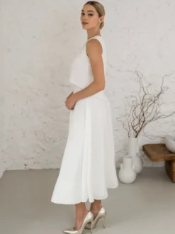 Robe de mariée deux pièces en tissu satiné boutons col bijou longueur thé dos nu sans manches ivoire