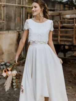 Robe de mariée deux pièces haut en dentelle col rond boutonné sur dos jupe asymétrique