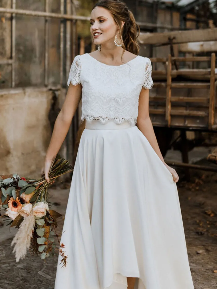 Robe de mariée deux pièces haut en dentelle col rond boutonné sur dos jupe asymétrique