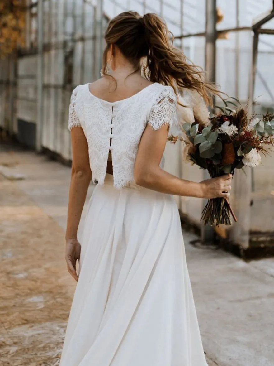 Robe de mariée deux pièces haut en dentelle col rond boutonné sur dos jupe asymétrique
