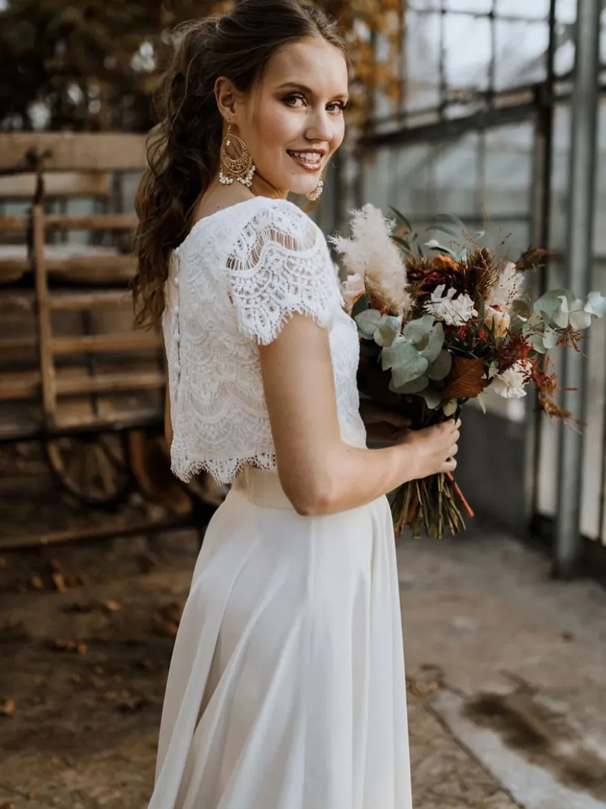 Robe de mariée deux pièces haut en dentelle col rond boutonné sur dos jupe asymétrique