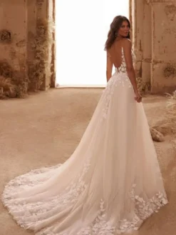 Robe de mariée en dentelle avec traîne coupe trapèze sans manches en tulle col en V