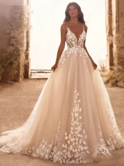 Robe de mariée en dentelle avec traîne coupe trapèze sans manches en tulle col en V