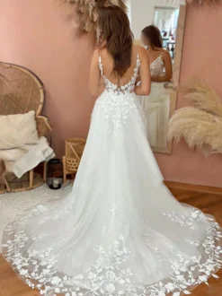 Robe de mariée en dentelle avec traîne coupe trapèze sans manches en tulle col en V