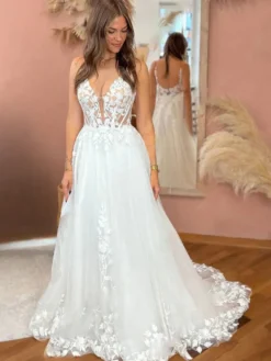 Robe de mariée en dentelle avec traîne coupe trapèze sans manches en tulle col en V