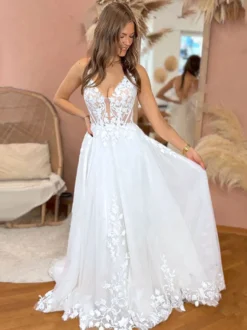 Robe de mariée en dentelle avec traîne coupe trapèze sans manches en tulle col en V