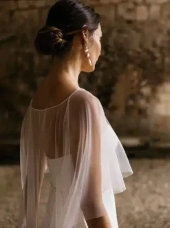 Robe de mariée en tulle ivoire à col rond et manches courtes