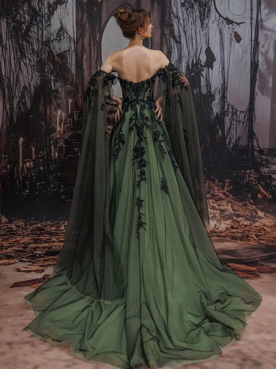 Robe de mariée gothique noire en dentelle coupe trapèze manches longues taille naturelle à volants et traîne