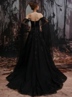 Robe de mariée gothique noire en dentelle coupe trapèze manches longues taille naturelle à volants et traîne