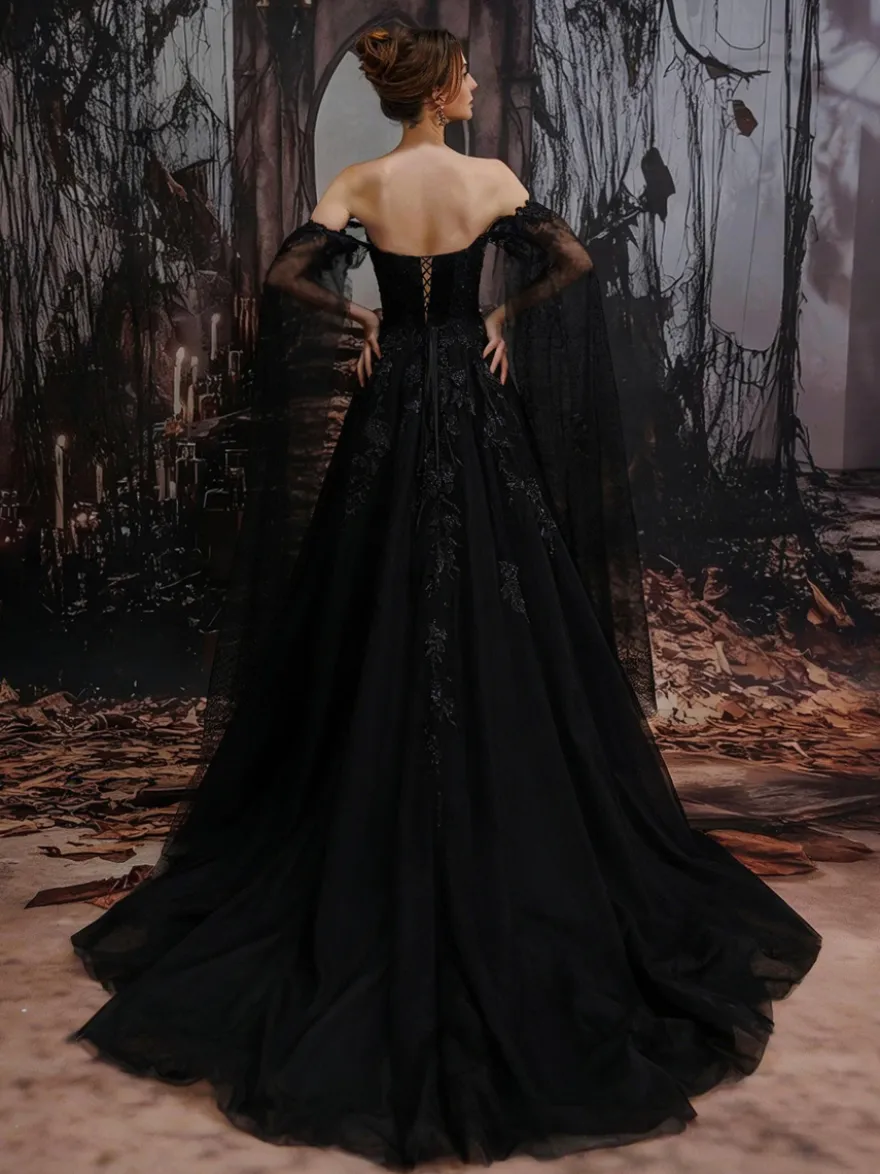 Robe de mariée gothique noire en dentelle coupe trapèze manches longues taille naturelle à volants et traîne