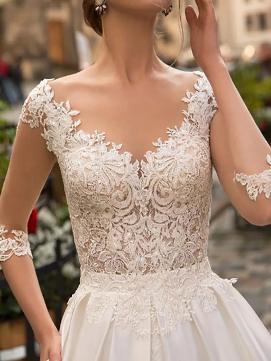 Robe de mariée ivoire col V demi manche en dentelle jupe en satin boutonné sur dos Robe de mariage
