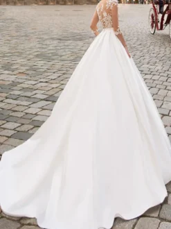 Robe de mariée ivoire col V demi manche en dentelle jupe en satin boutonné sur dos Robe de mariage