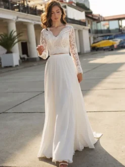 Robe de mariée 2 pèces blanche col V manche longue boutonné sur dos en dentelle jupe avec petite traîne
