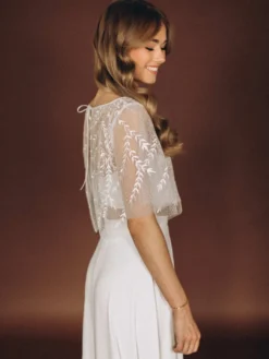 Robe de mariée 3 pièces en dentelle et satin décolleté illusion fermeture éclair manches mi-longues