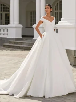 Robe de mariée pirncesse haut en satin jupe en organza col V manche courte à grande traîne