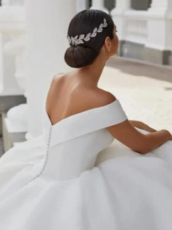 Robe de mariée pirncesse haut en satin jupe en organza col V manche courte à grande traîne