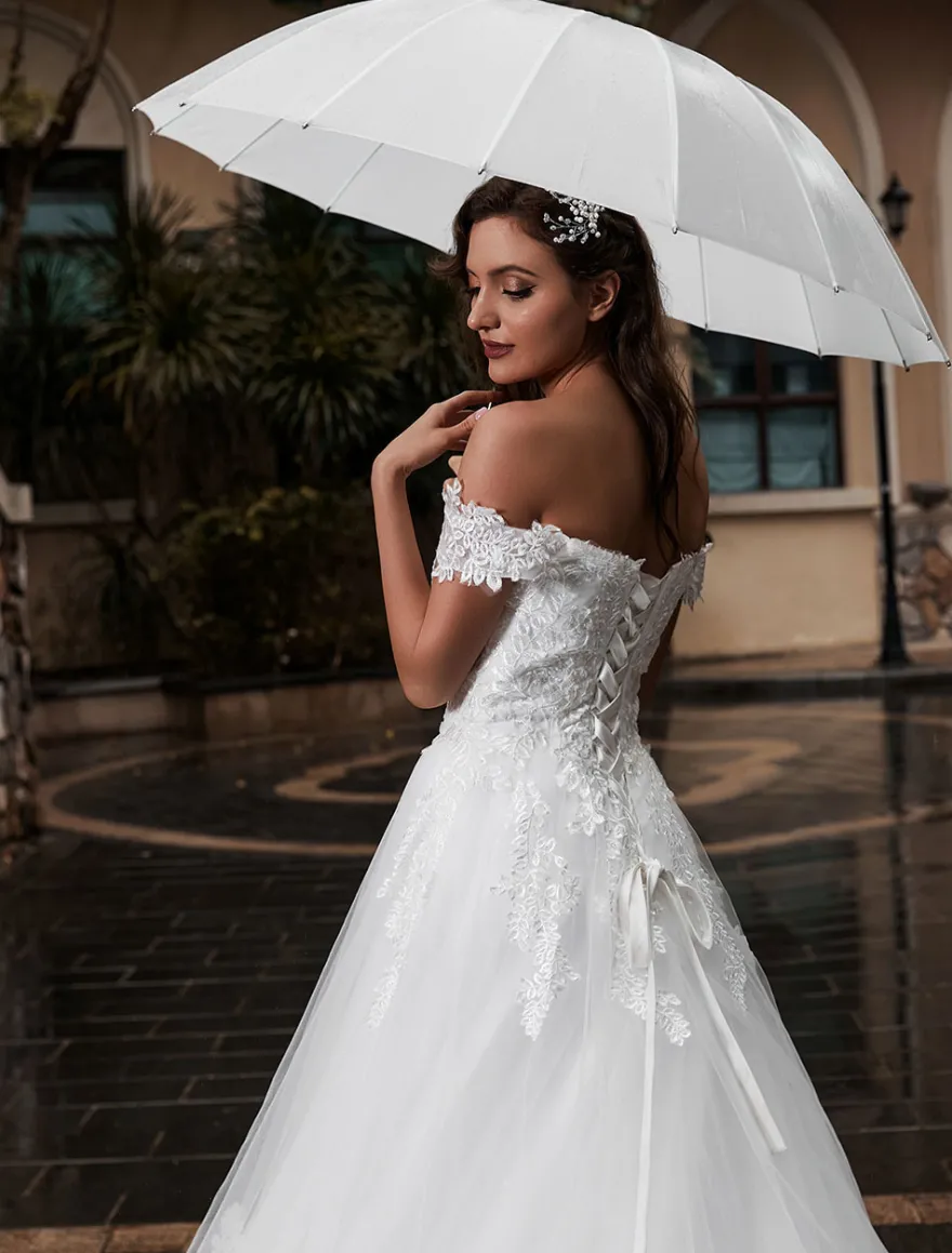 Robe de mariée princesse bustier hors de l'épaule laçage sur dos à grande traîne