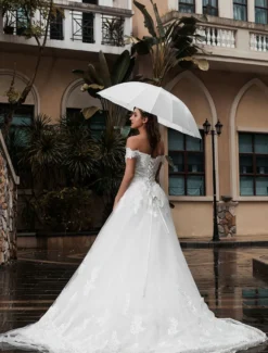 Robe de mariée princesse bustier hors de l'épaule laçage sur dos à grande traîne