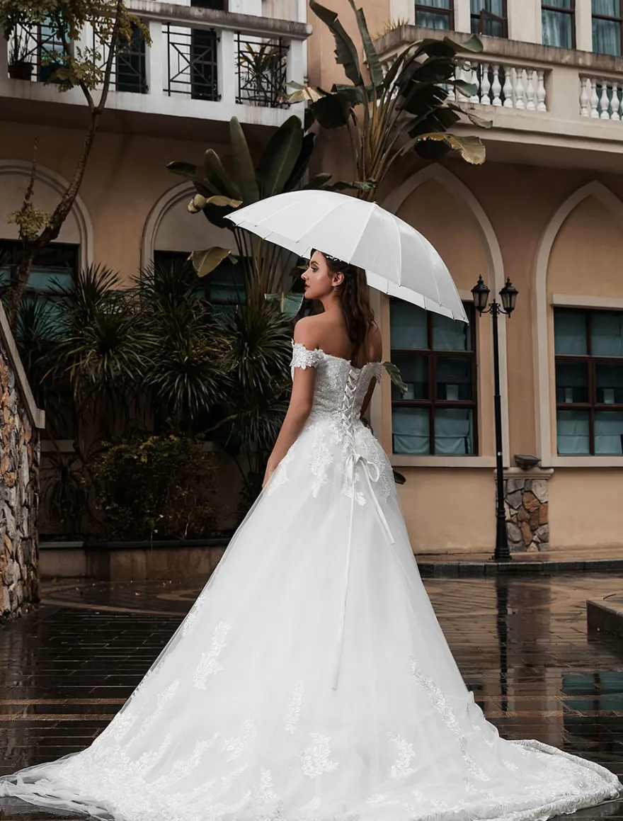 Robe de mariée princesse bustier hors de l'épaule laçage sur dos à grande traîne