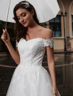 Robe de mariée princesse bustier hors de l'épaule laçage sur dos à grande traîne