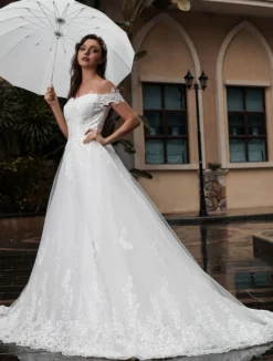 Robe de mariée princesse bustier hors de l'épaule laçage sur dos à grande traîne
