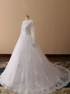 Robe de mariée princess en tulle ivoire manche longue en dentelle boutonné sur dos à traîne ronde Robe de mariage