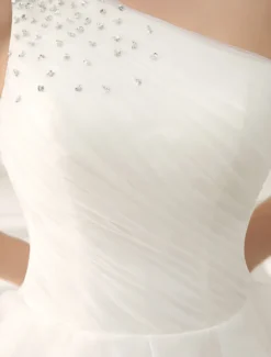 Robe de mariée princesse à une épaule à traîne