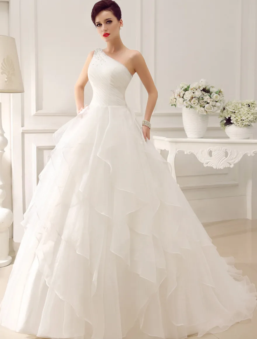 Robe de mariée princesse à une épaule à traîne