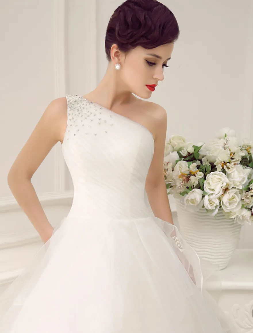 Robe de mariée princesse à une épaule à traîne