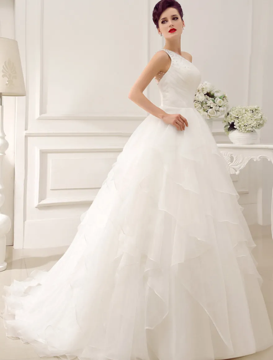 Robe de mariée princesse à une épaule à traîne