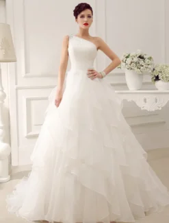 Robe de mariée princesse à une épaule à traîne