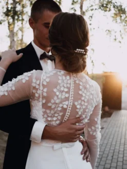 Robe De Mariée Simple Blanche en Satin Décolleté Manches Longues transparent à traîne Robes de mariage