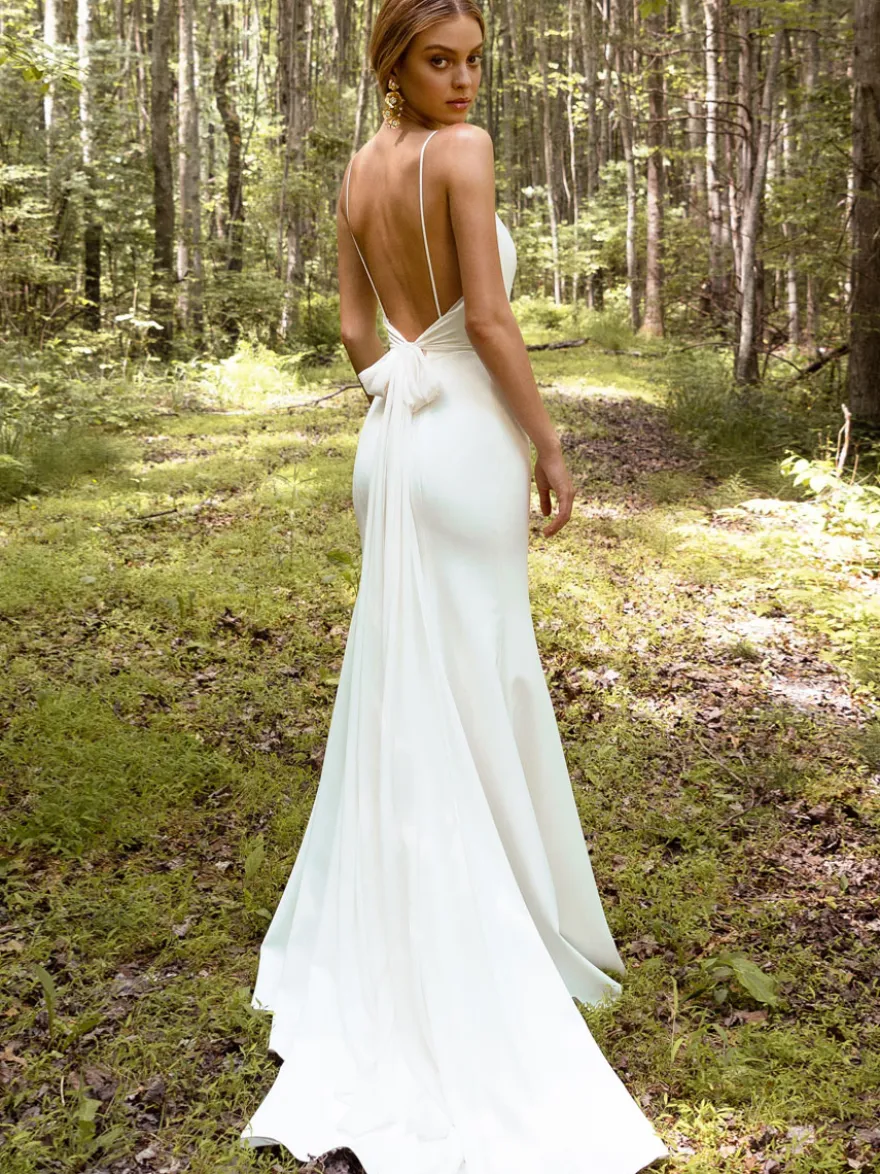Robe de mariée simple blanche en satin à bretelles col v longueur au sol Robe de mariage
