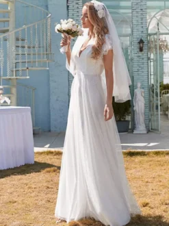 Robe de mariée simple blanche en dentelle col en v manches courtes dos nu volants une ligne taille naturelle longues robes de mariée