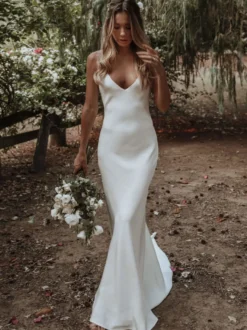 Robe de mariée simple col V jupe plissée à traîne