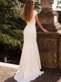 Robe de mariée simple col V sans manche en satin strech à traîne