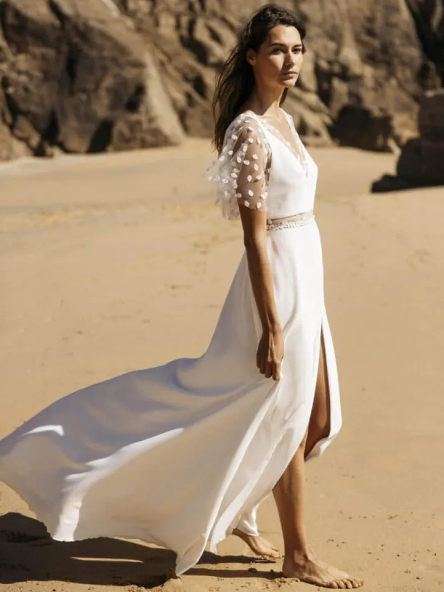 Robe de mariée simple en dentelle col en V manches courtes fente sur le devant robe de bal 30 cm