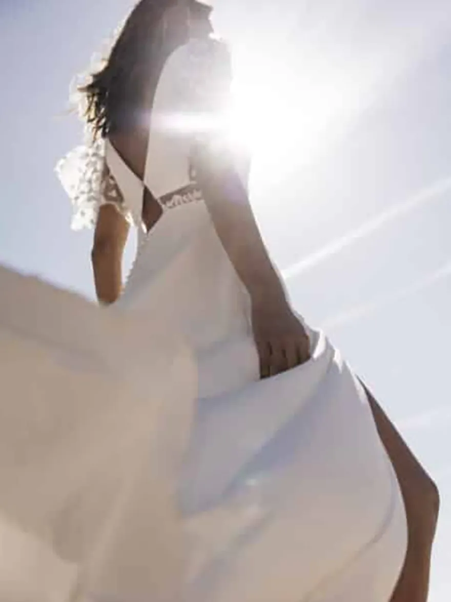 Robe de mariée simple en dentelle col en V manches courtes fente sur le devant robe de bal 30 cm
