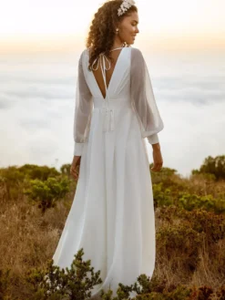 Robe de mariée simple en satin col V manche longue transparente jupe fendue