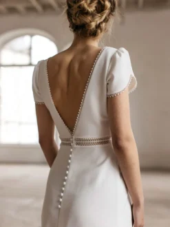 Robe de mariée simple robe de bal col en V manches courtes découpes de 30 cm