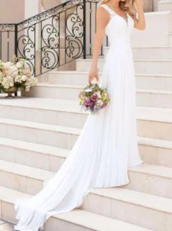 Robe de mariée simple sans manche col V boutonné sur dos à traîne