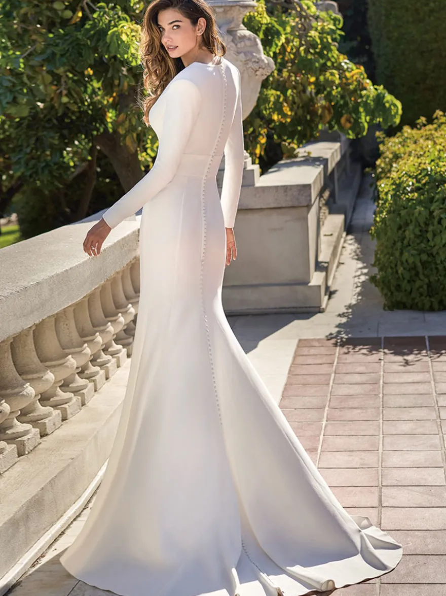 Robe de mariée simple sirène en satin col V manche longue boutonné sur dos au sol