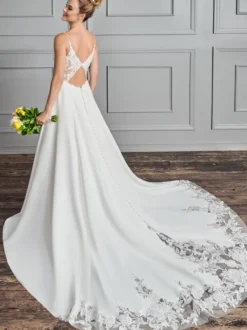 Robe de mariée simple top en dentelle jupe en satin à traîne col V à bretelle boutonné sur dos