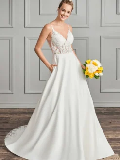 Robe de mariée simple top en dentelle jupe en satin à traîne col V à bretelle boutonné sur dos