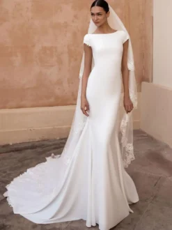 Robe de mariée sirène col bateau manche courte dos nu décoré des boutons