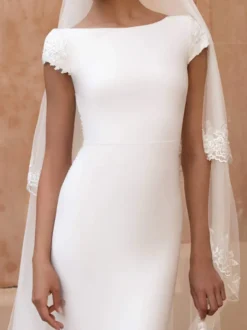 Robe de mariée sirène col bateau manche courte dos nu décoré des boutons