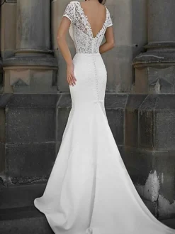 Robe de mariée sirène col V manche courte décoré des boutons sur dos à traîne